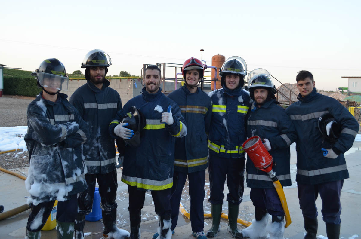 Los jugadores del Recoletas Atlético Valladolid aprenden a extinguir incendios reales 